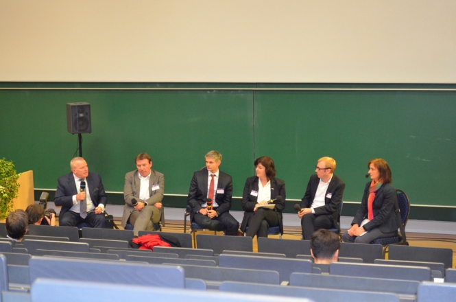 Podiums I zum Thema "Der Preis der Digitalisierung, Unternehmen im Spannungsfeld zwischen Markt und Moral" (Foto: Nathalie Hammes)